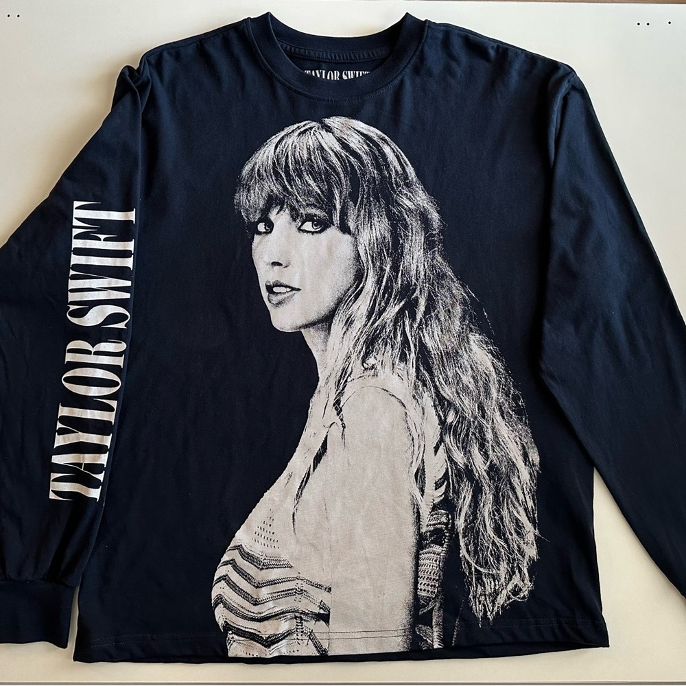 Taylor SwiftThe Eras Tour Exclusive Long Sleeve Medium - Picture 4 of 5